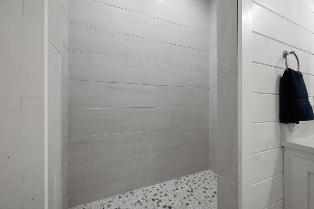 Romantic Diamond Cabin w jet shower & secluded back deck view 4