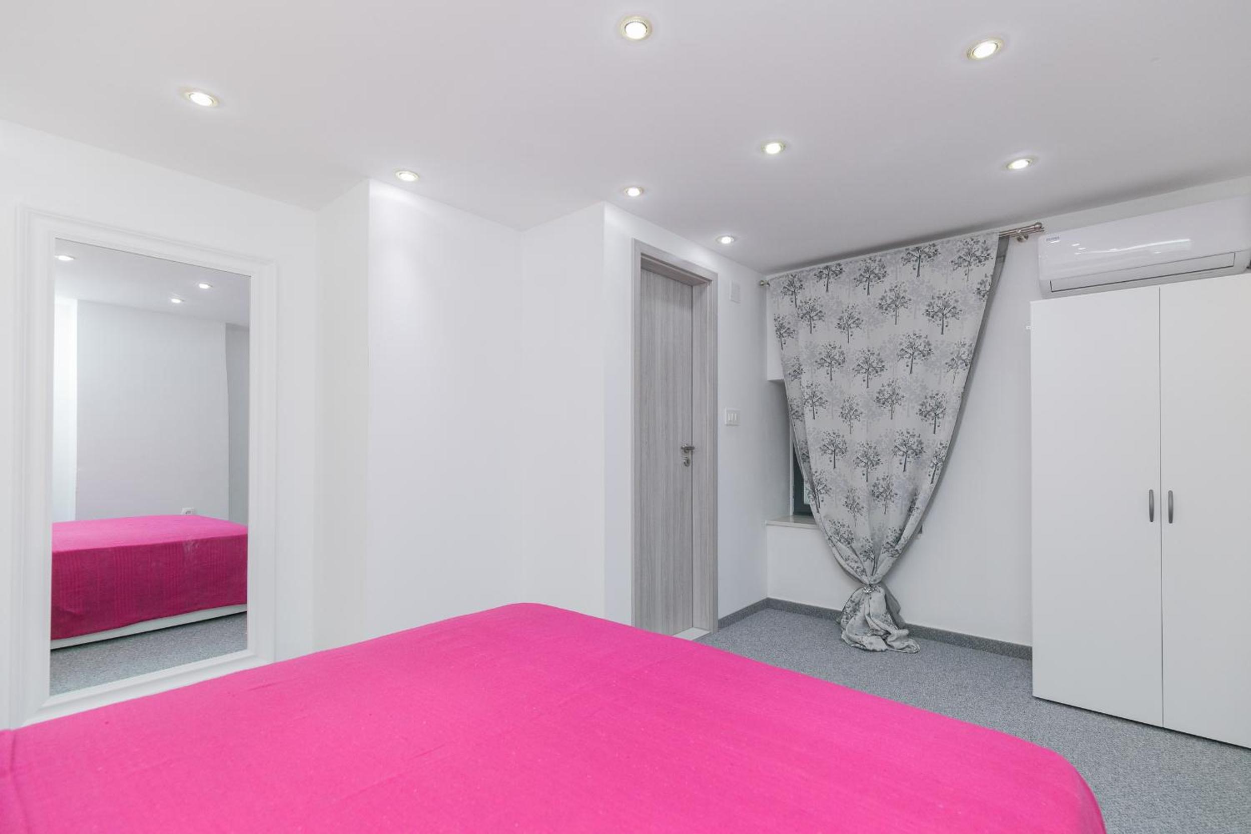 Peninsula room