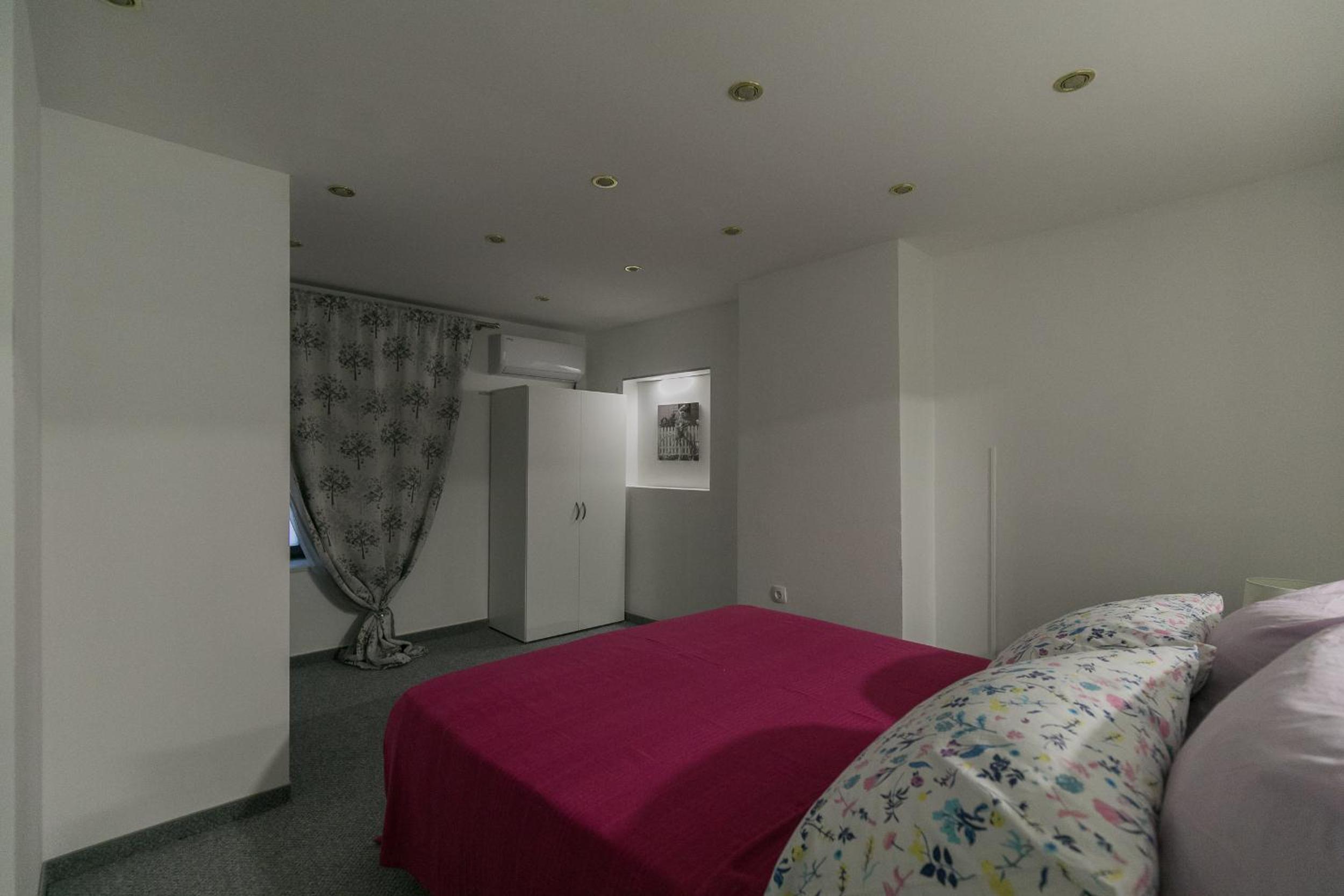 Peninsula room