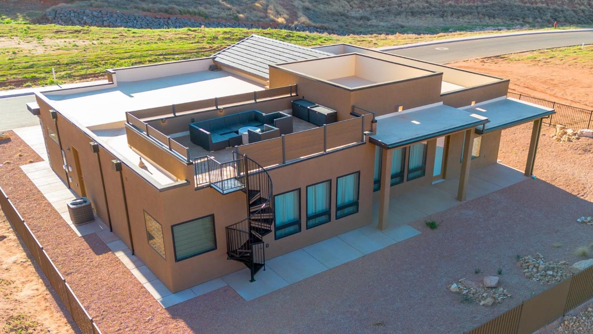 Kanab Villa Oasis New luxury home in upscale neighborhood with rooftop deck view 5