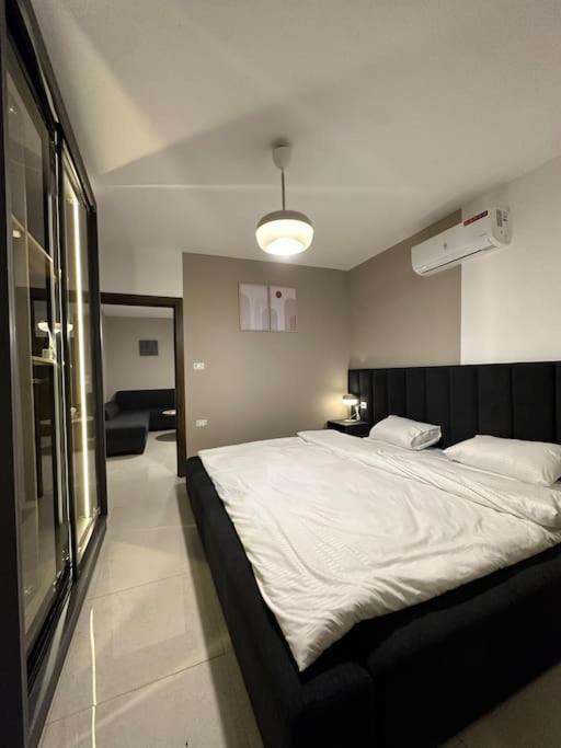 Stylish Luxe Apartment F/R 0002 view 3