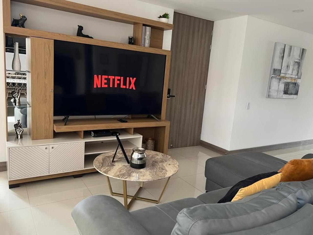 New Luxury 3 Bedroom Apartment in Great Area.