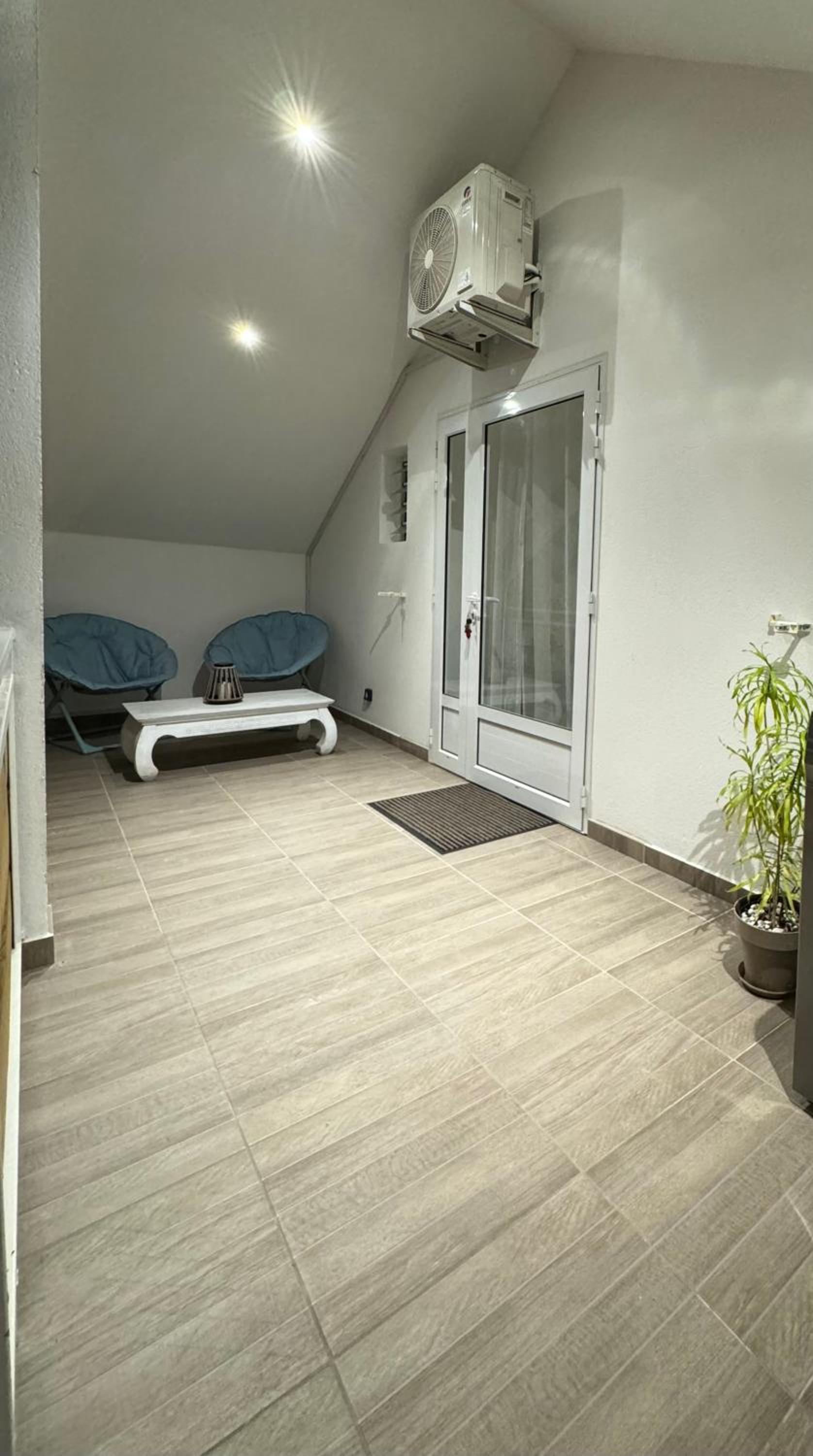 Grand studio charmant, tout équipé… view 2