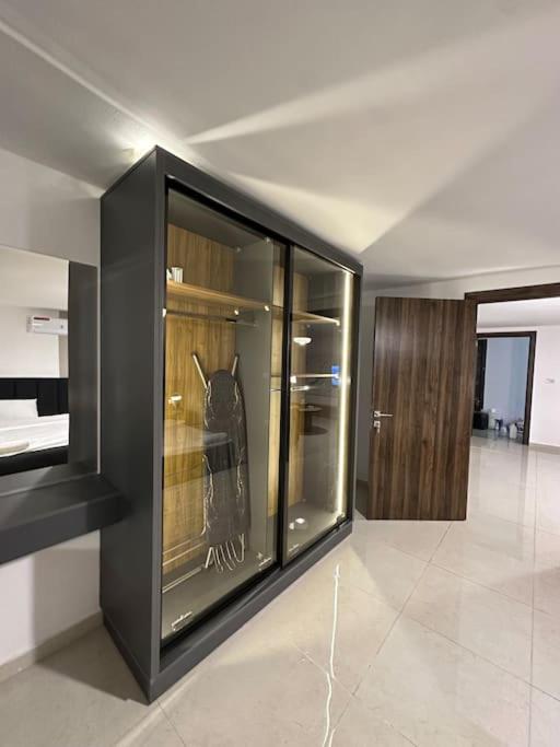 Stylish Luxe Apartment F/R 0004 view 3