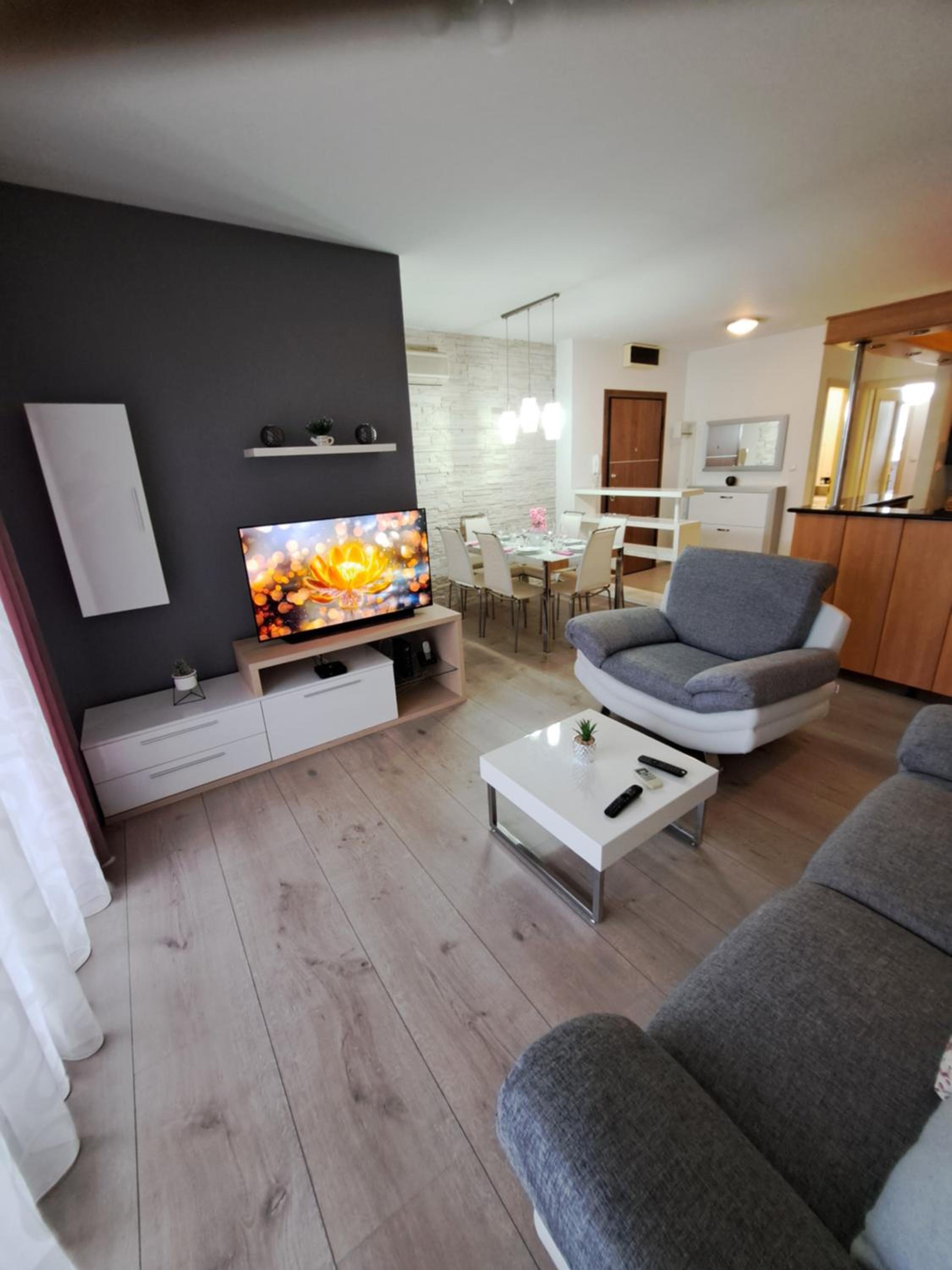 Apartment Holiday in Split, near the old town, three rooms, balcony, garage view 2