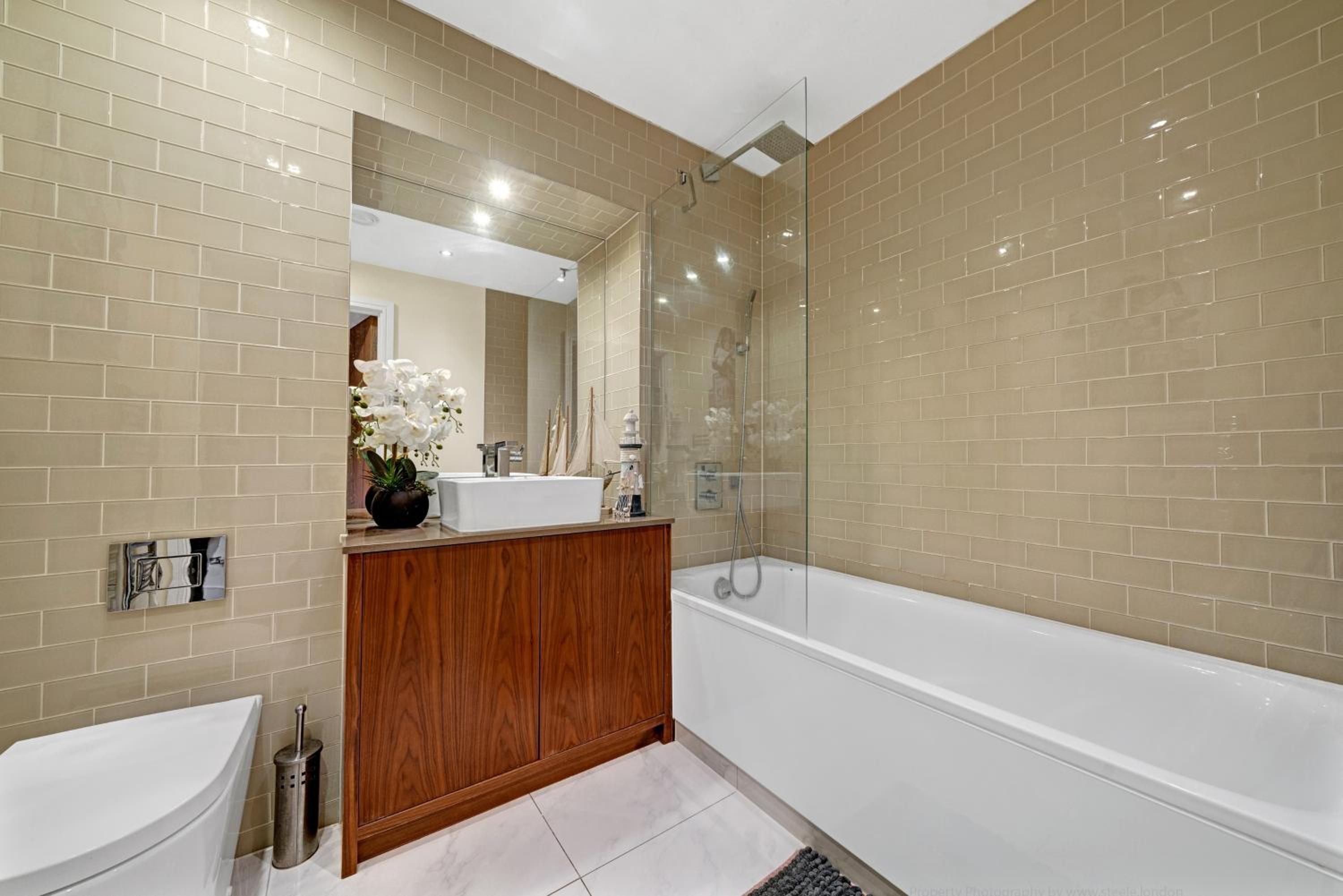 3Bed 2Bath Apartment with High Rise View London Canary Wharf