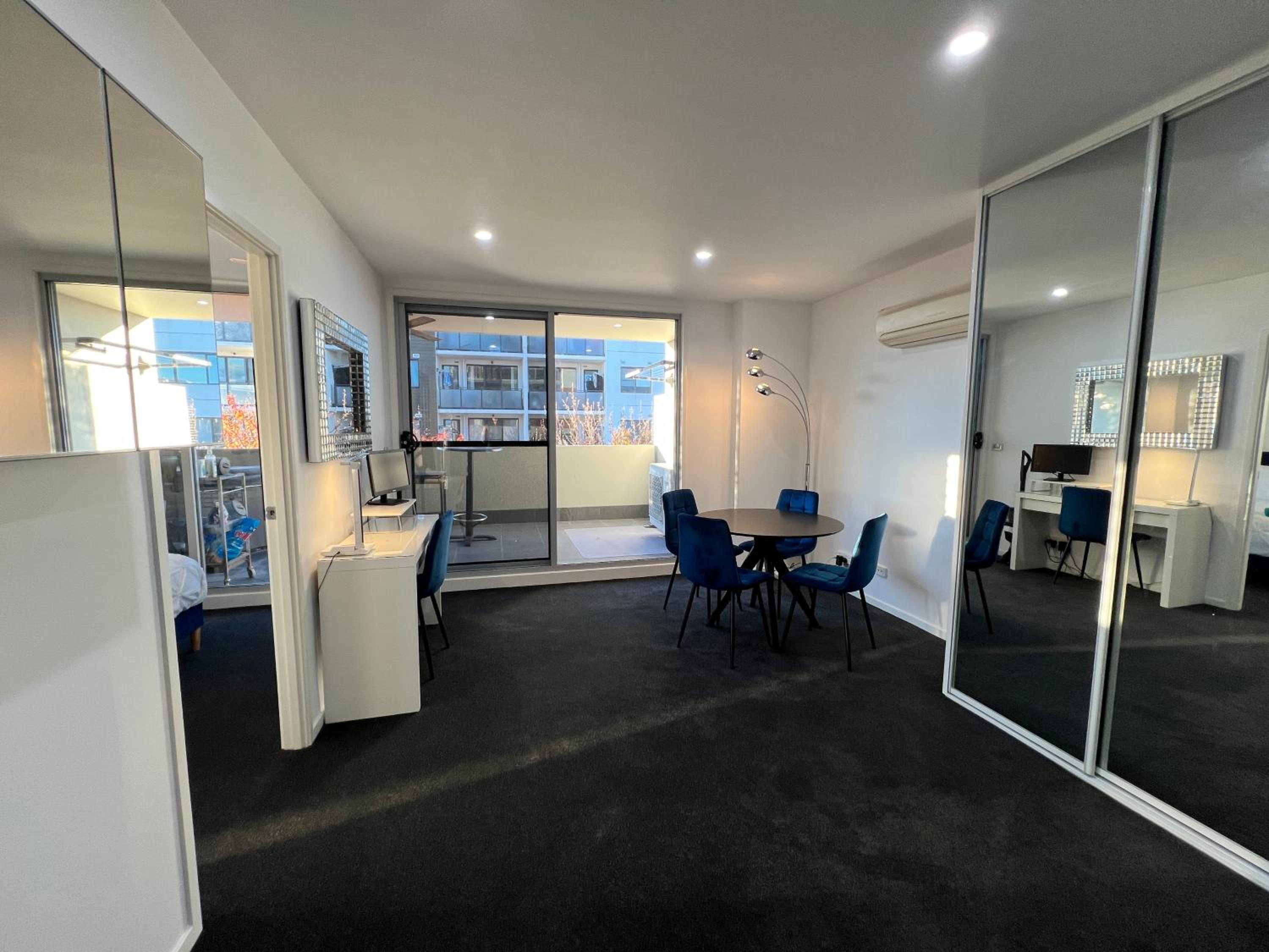 2BR Apt Gungahlin Square Luxe Super Central Wifi Wine Secure Parking
