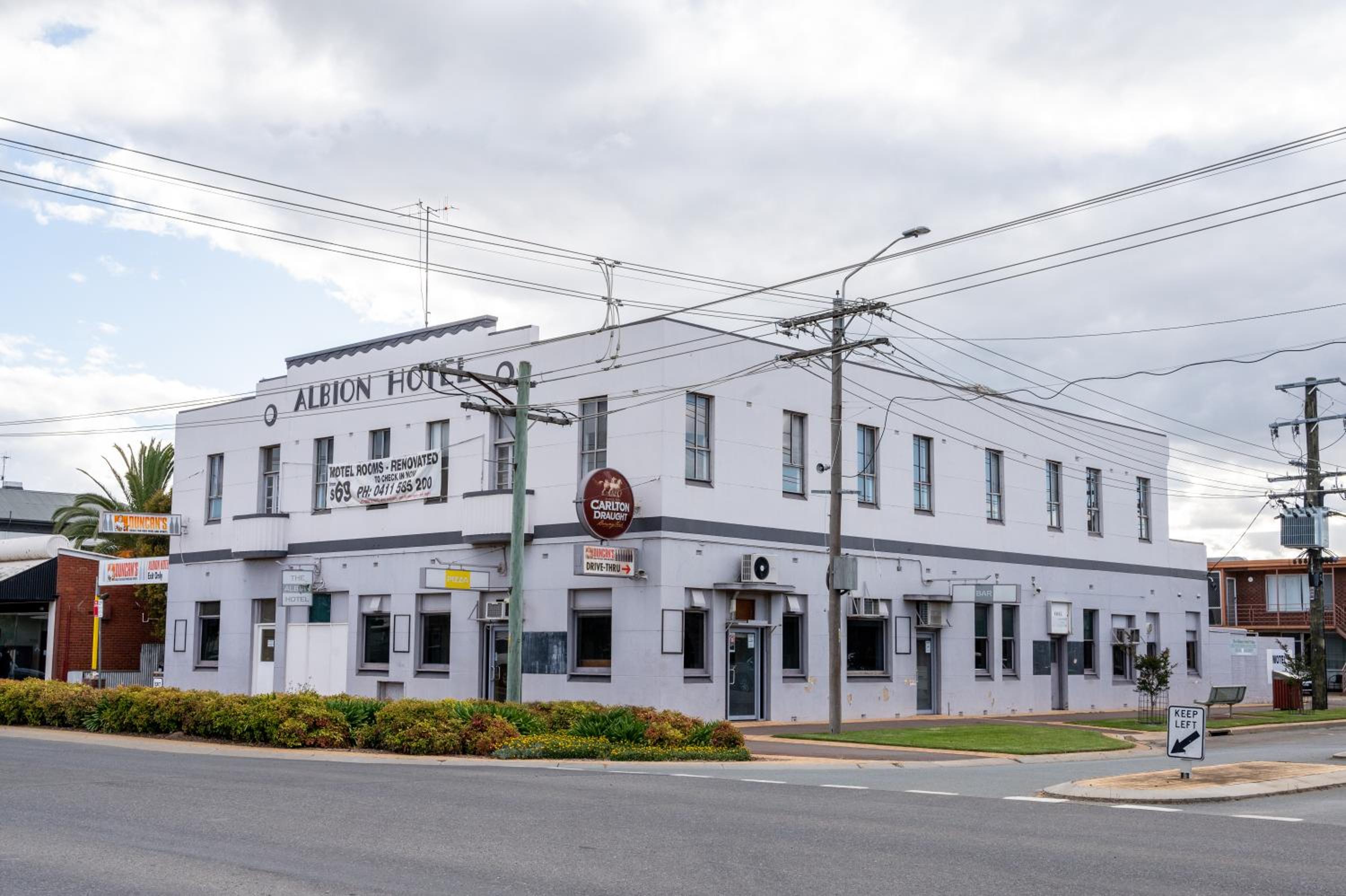 Your Own Pub in Finley, Sleeps 25
