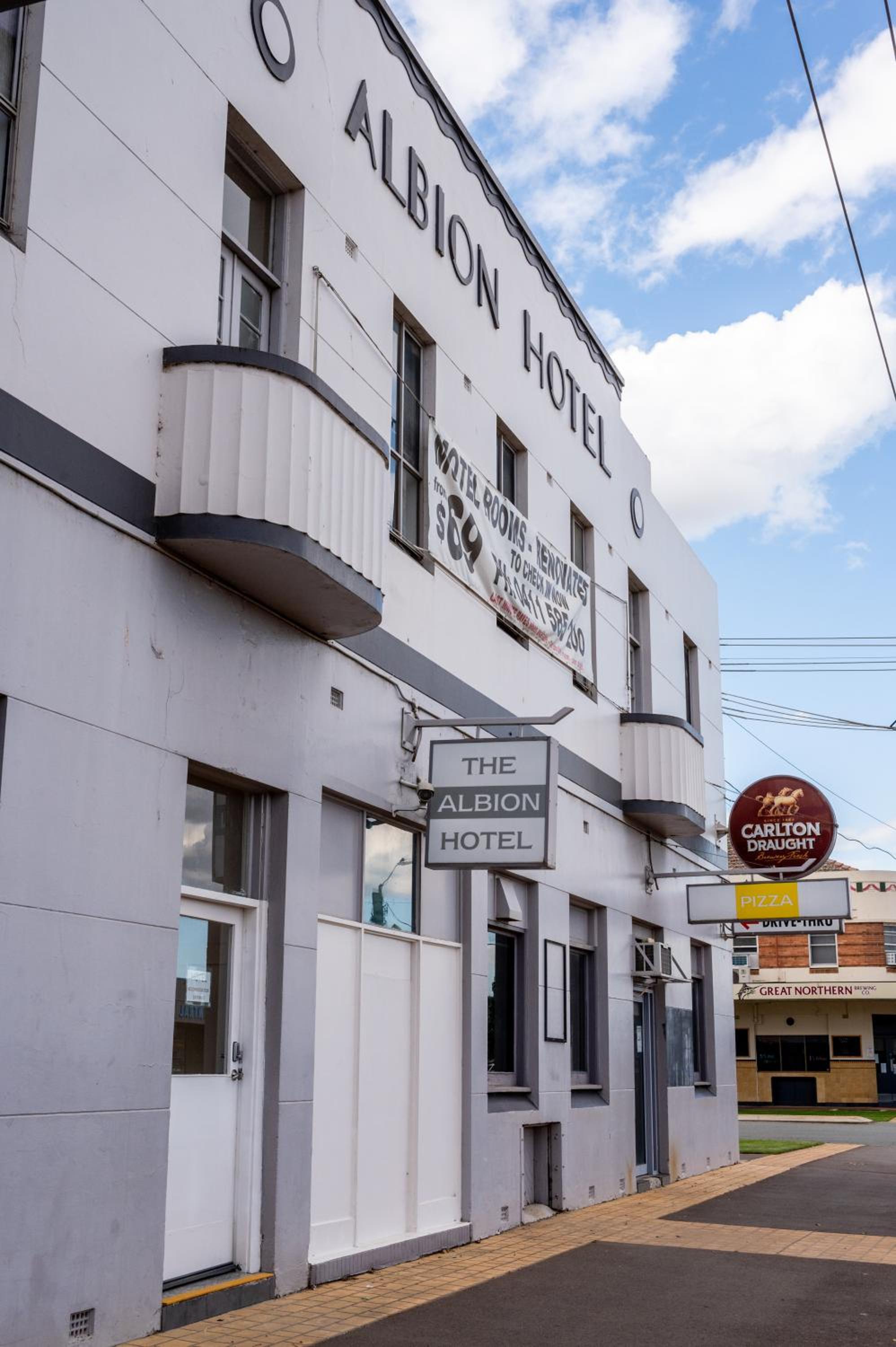 Your Own Pub in Finley, Sleeps 25