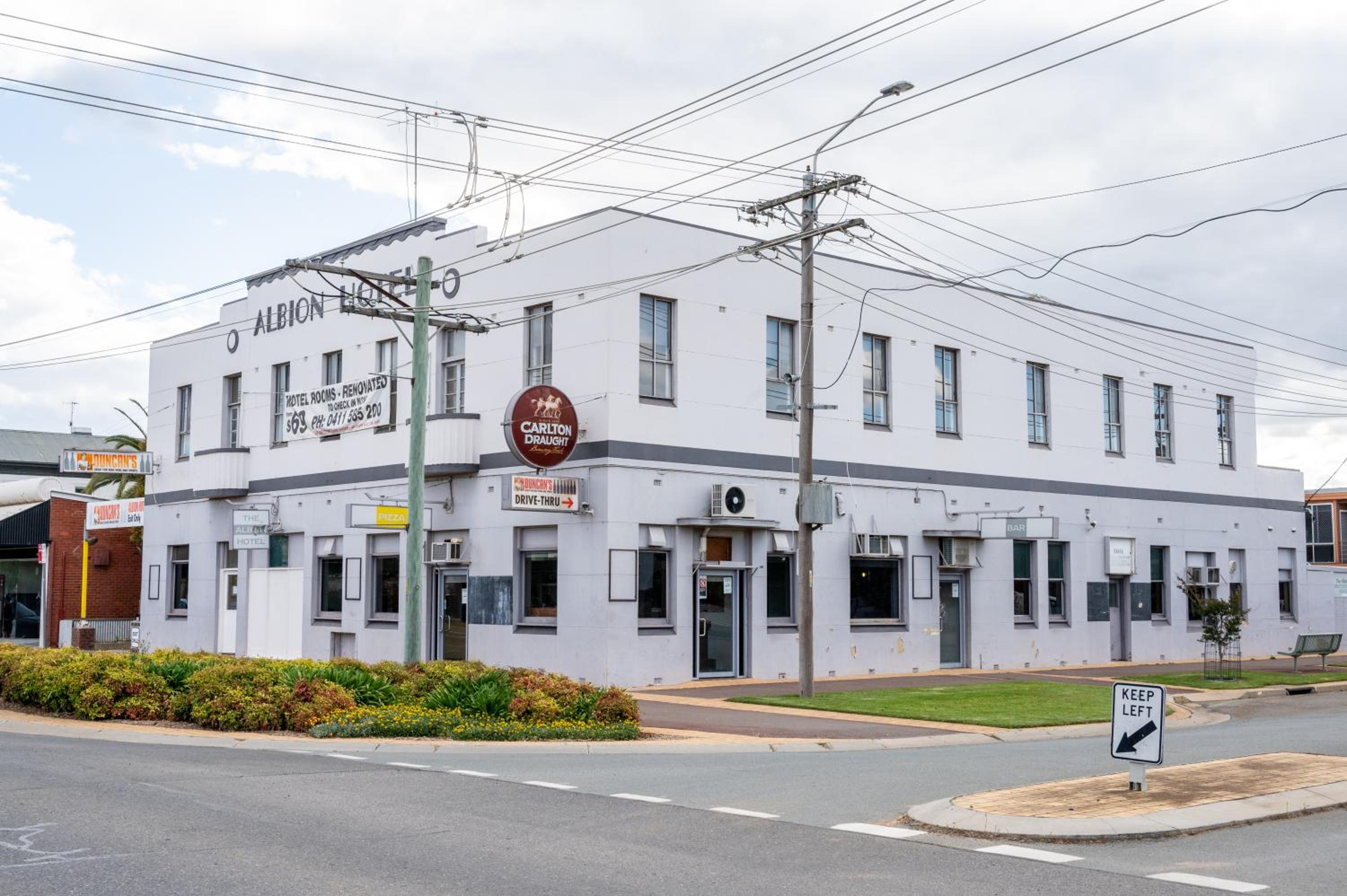 Your Own Pub in Finley, Sleeps 25
