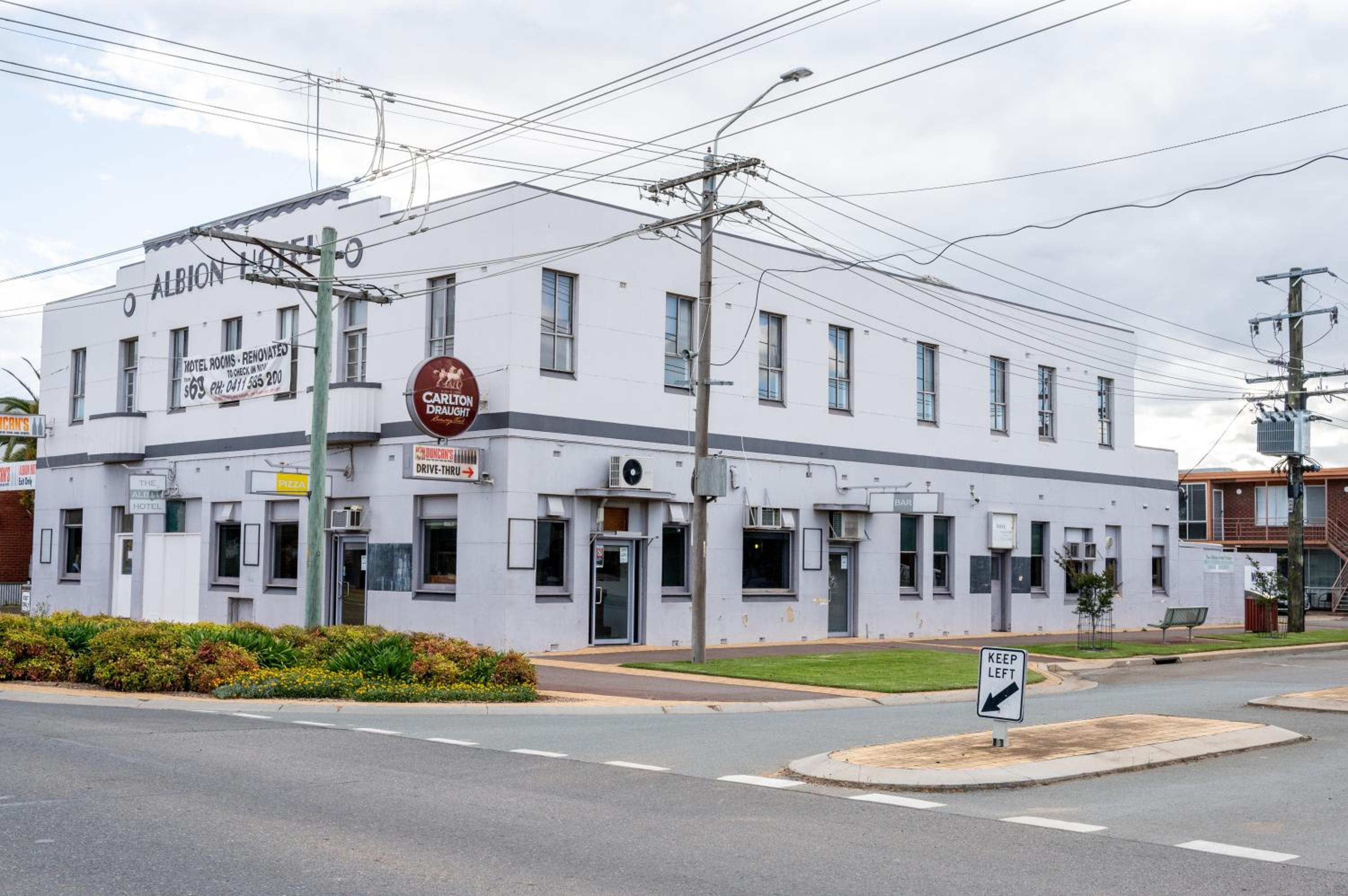 Your Own Pub in Finley, Sleeps 25