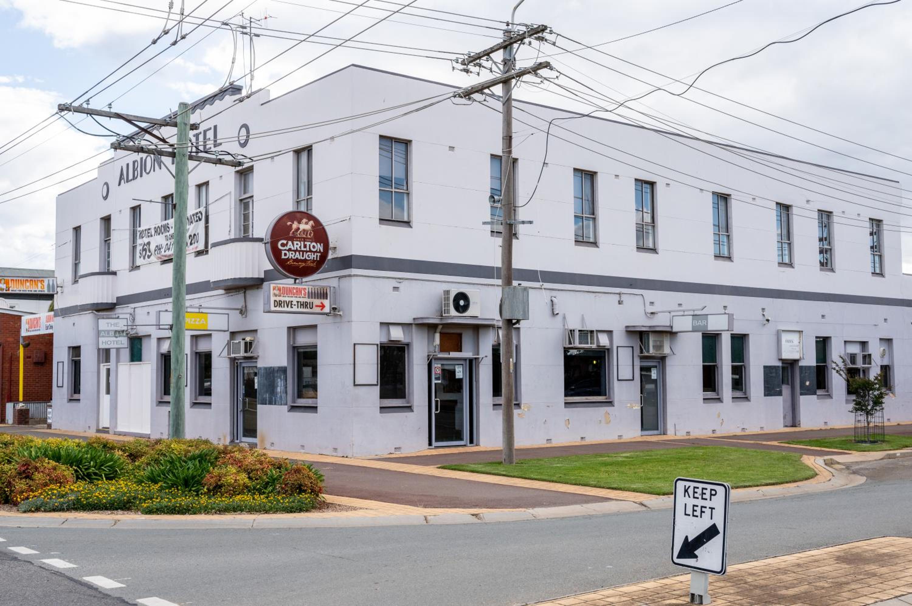 Your Own Pub in Finley, Sleeps 25