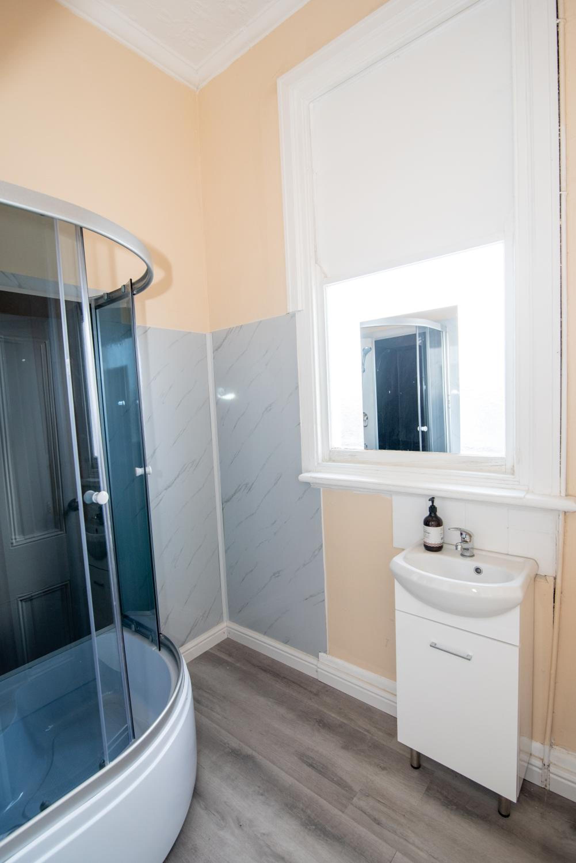 Your Own Pub in Finley, Sleeps 25