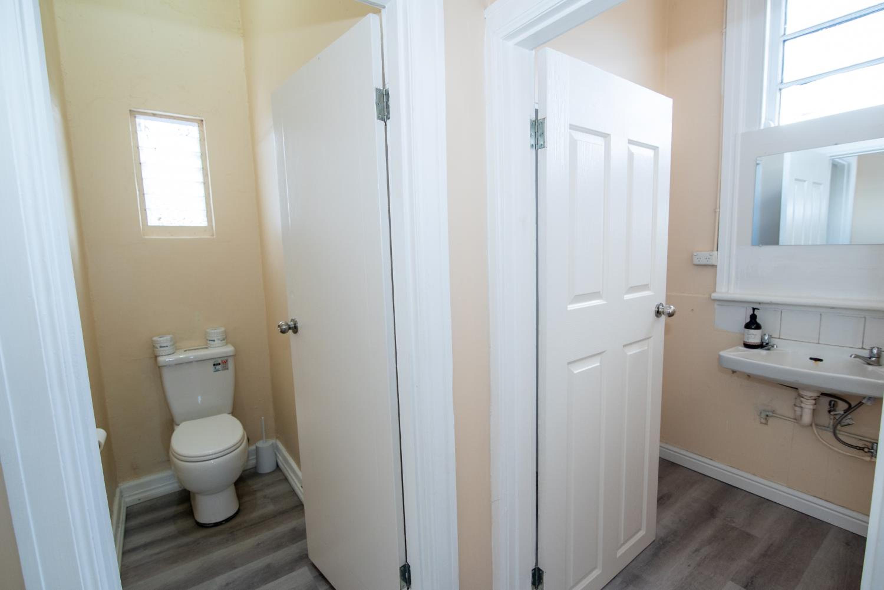 Your Own Pub in Finley, Sleeps 25