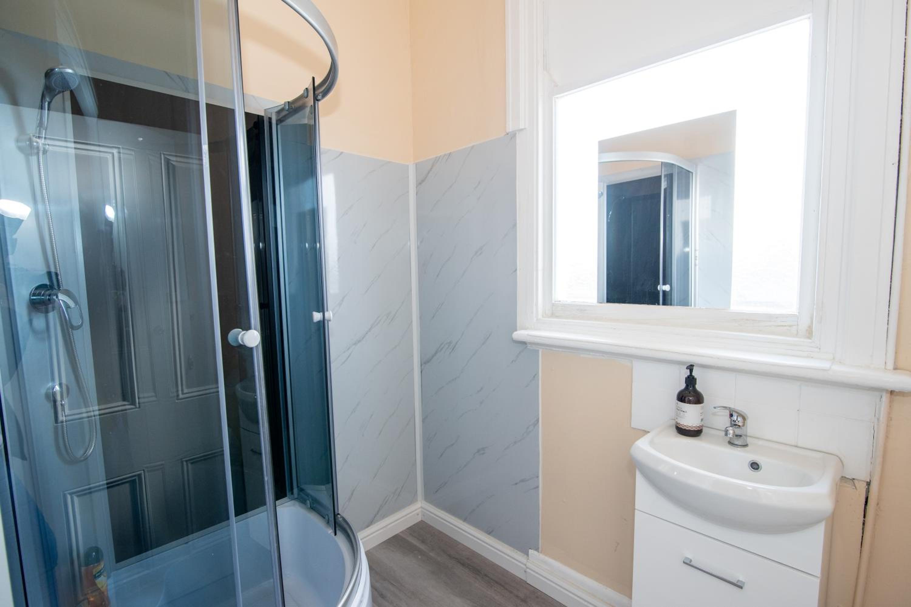 Your Own Pub in Finley, Sleeps 25