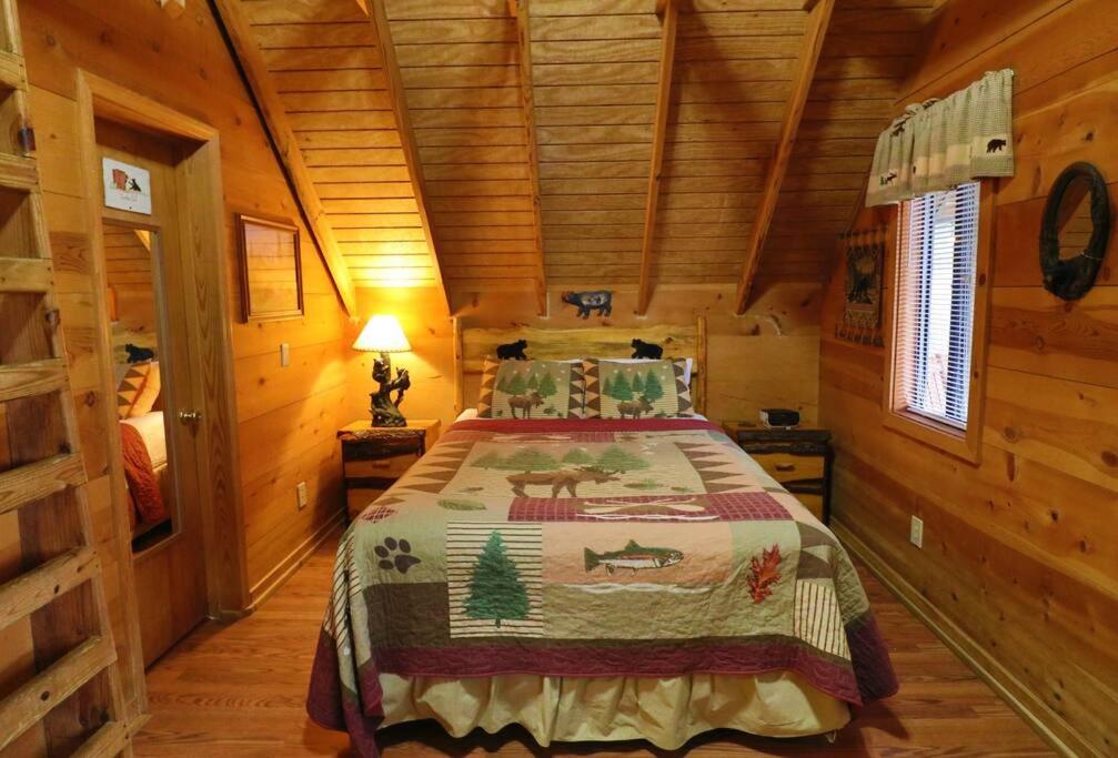 Amazing Cabin HOT tub minutes to Helen #1 view 5