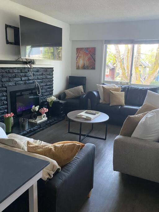 Quiet-comfy 4 bedroom house on a quiet tree lined street in Kitsilano