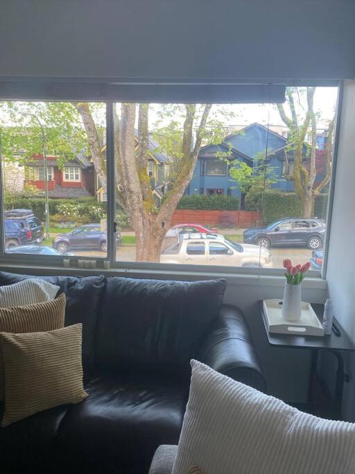 Quiet-comfy 4 bedroom house on a quiet tree lined street in Kitsilano