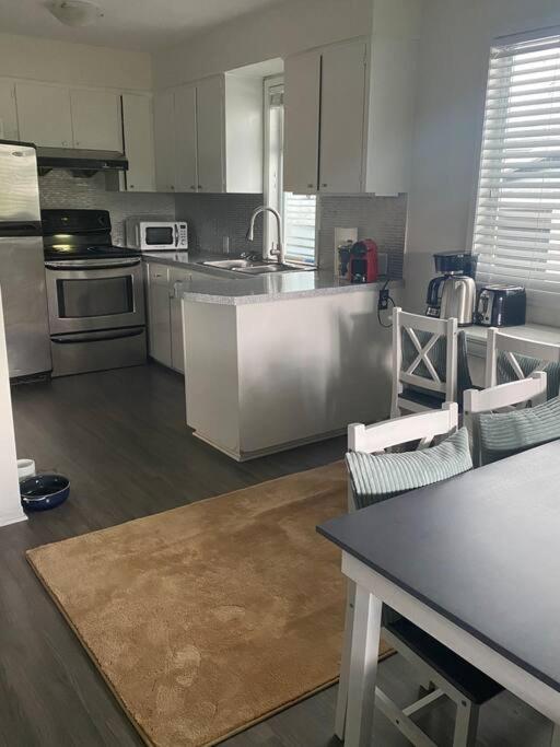 Quiet-comfy 4 bedroom house on a quiet tree lined street in Kitsilano