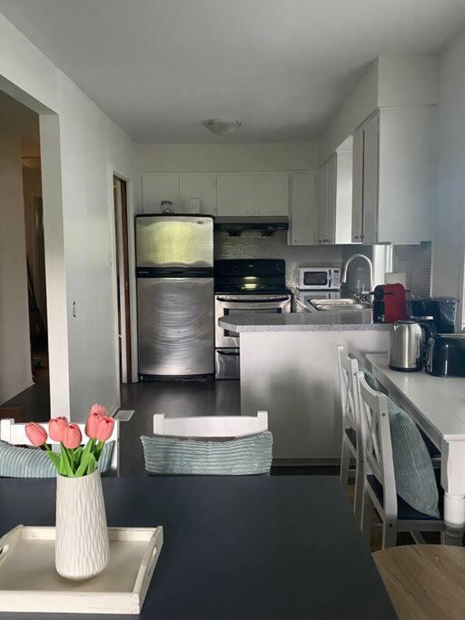 Quiet-comfy 4 bedroom house on a quiet tree lined street in Kitsilano