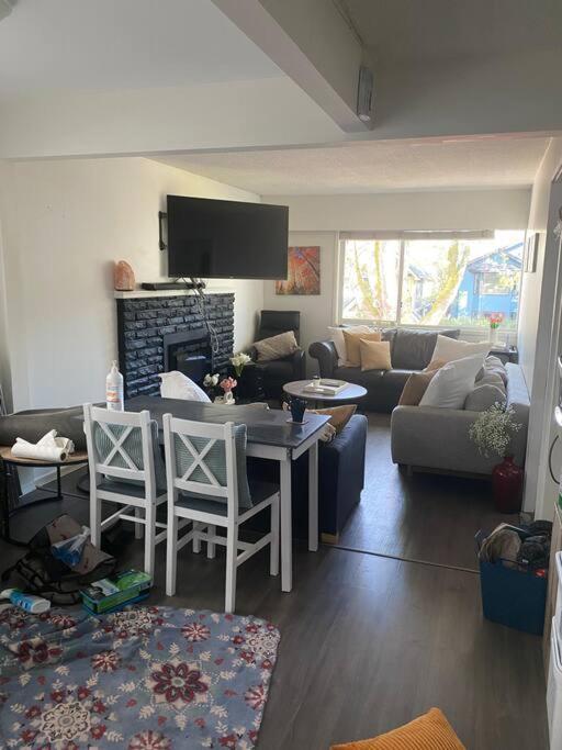 Quiet-comfy 4 bedroom house on a quiet tree lined street in Kitsilano
