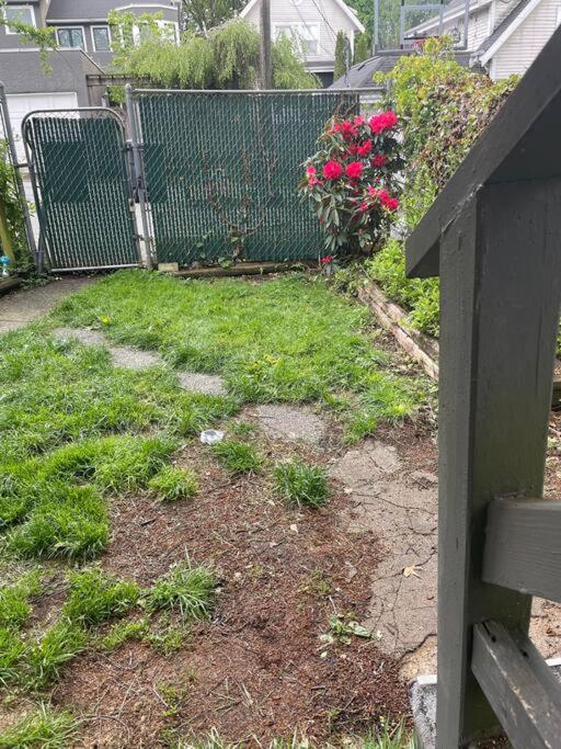 Quiet-comfy 4 bedroom house on a quiet tree lined street in Kitsilano