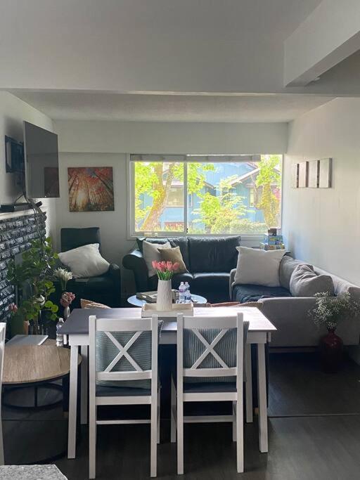 Quiet-comfy 4 bedroom house on a quiet tree lined street in Kitsilano