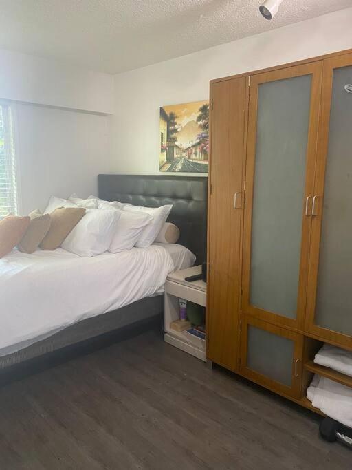 Quiet-comfy 4 bedroom house on a quiet tree lined street in Kitsilano