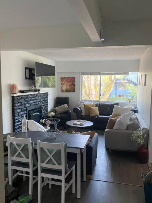 Quiet-comfy 4 bedroom house on a quiet tree lined street in Kitsilano