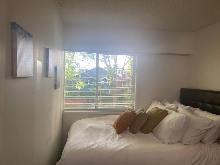 Quiet-comfy 4 bedroom house on a quiet tree lined street in Kitsilano