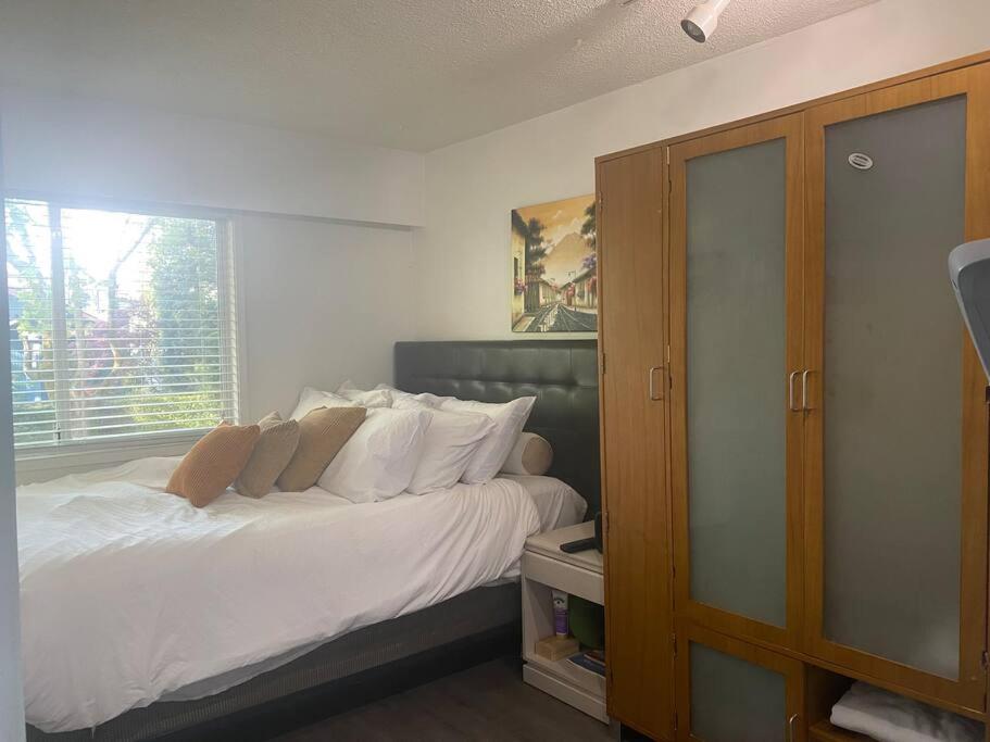 Quiet-comfy 4 bedroom house on a quiet tree lined street in Kitsilano
