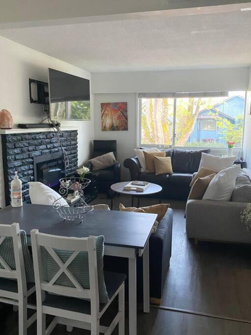 Quiet-comfy 4 bedroom house on a quiet tree lined street in Kitsilano