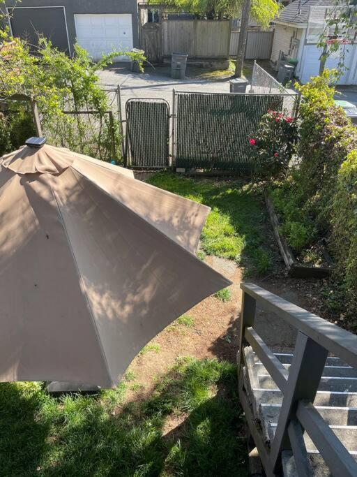 Quiet-comfy 4 bedroom house on a quiet tree lined street in Kitsilano