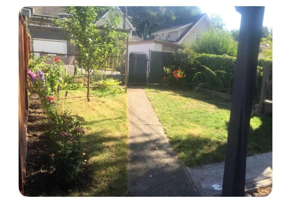 Quiet-comfy 4 bedroom house on a quiet tree lined street in Kitsilano
