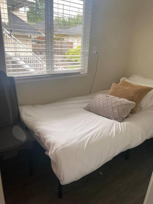 Quiet-comfy 4 bedroom house on a quiet tree lined street in Kitsilano