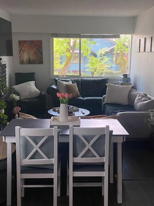 Quiet-comfy 4 bedroom house on a quiet tree lined street in Kitsilano
