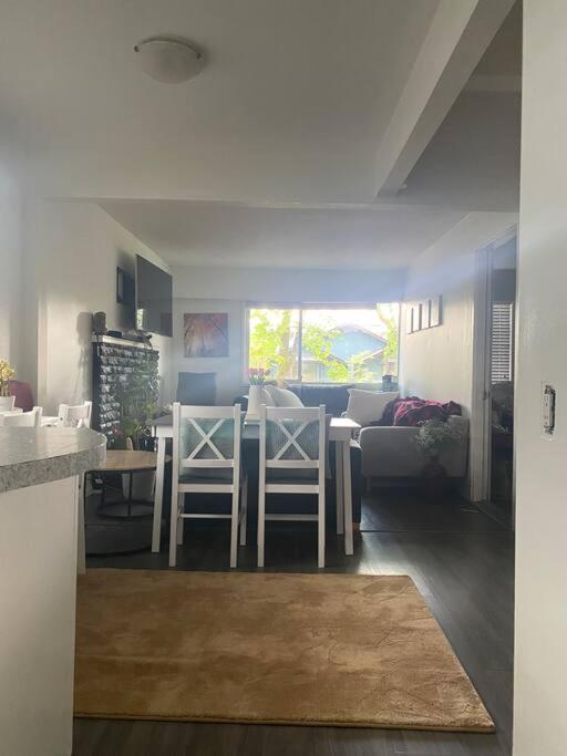 Quiet-comfy 4 bedroom house on a quiet tree lined street in Kitsilano