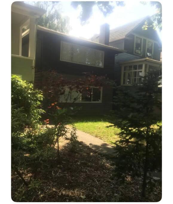 Quiet-comfy 4 bedroom house on a quiet tree lined street in Kitsilano