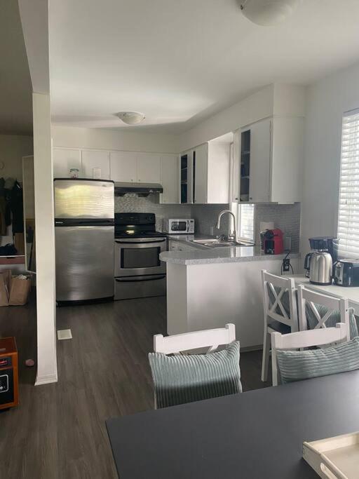 Quiet-comfy 4 bedroom house on a quiet tree lined street in Kitsilano
