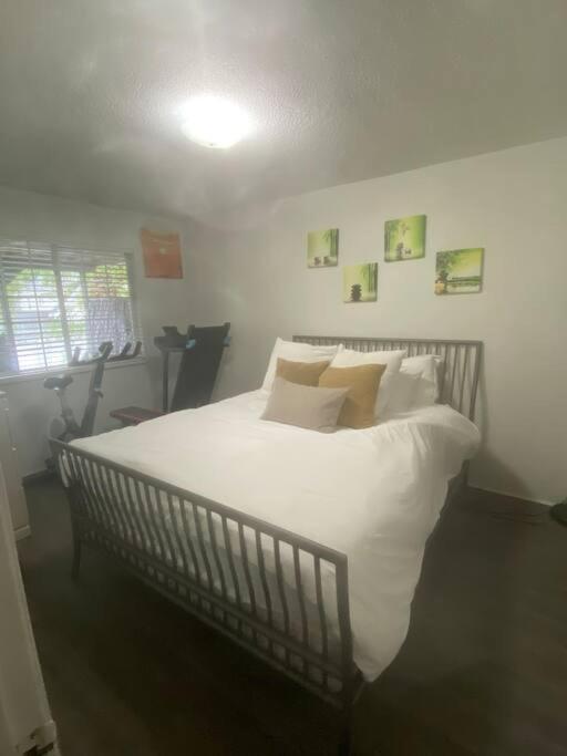 Quiet-comfy 4 bedroom house on a quiet tree lined street in Kitsilano