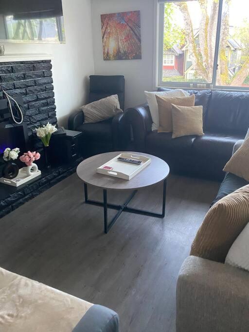 Quiet-comfy 4 bedroom house on a quiet tree lined street in Kitsilano