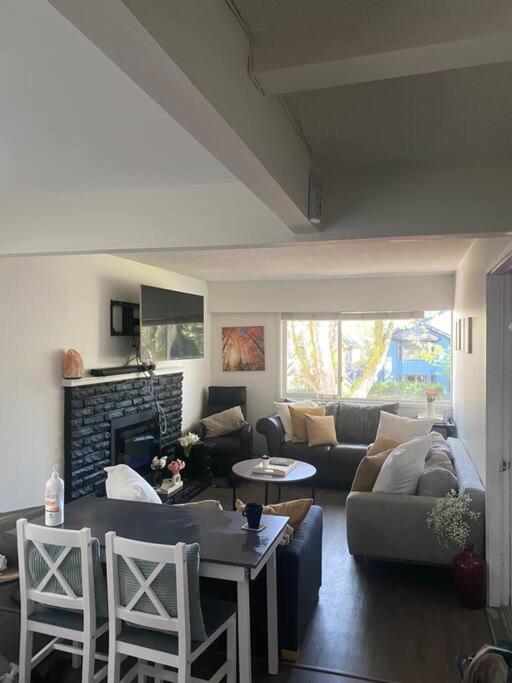 Quiet-comfy 4 bedroom house on a quiet tree lined street in Kitsilano