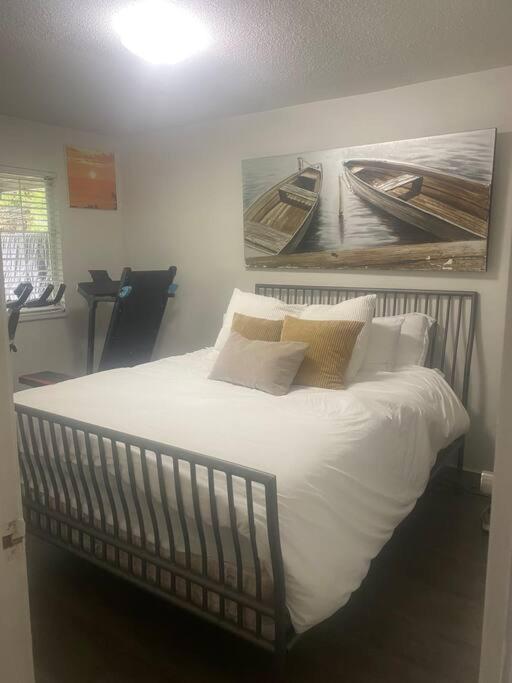 Quiet-comfy 4 bedroom house on a quiet tree lined street in Kitsilano