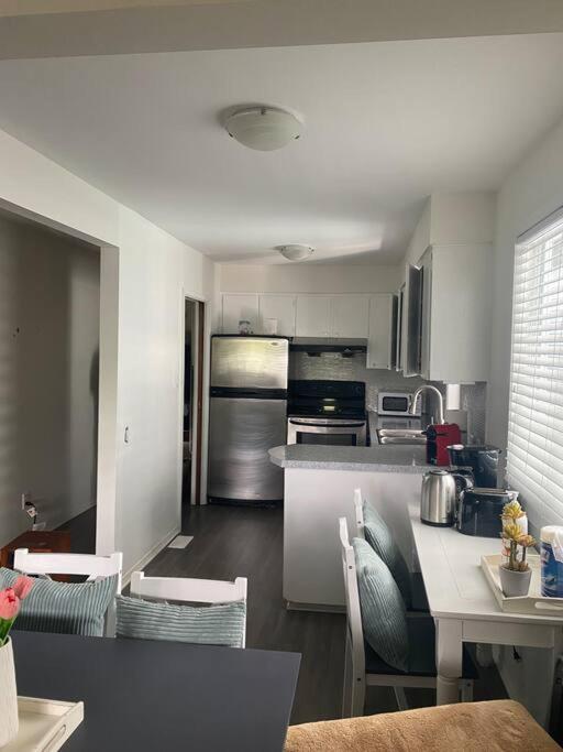 Quiet-comfy 4 bedroom house on a quiet tree lined street in Kitsilano
