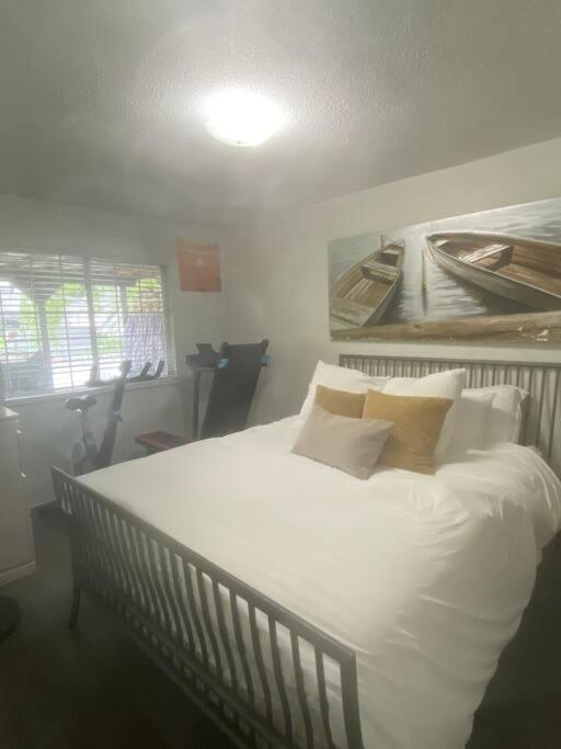 Quiet-comfy 4 bedroom house on a quiet tree lined street in Kitsilano