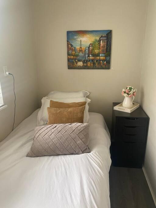Quiet-comfy 4 bedroom house on a quiet tree lined street in Kitsilano