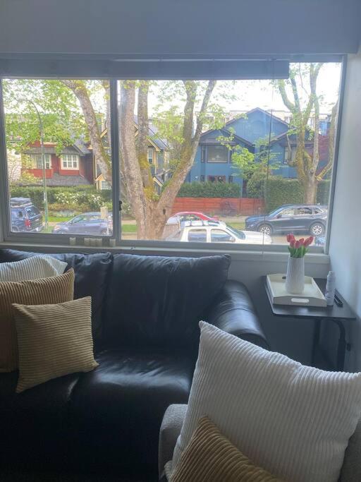 Quiet-comfy 4 bedroom house on a quiet tree lined street in Kitsilano