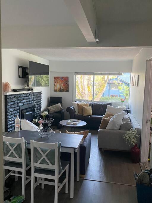 Quiet-comfy 4 bedroom house on a quiet tree lined street in Kitsilano