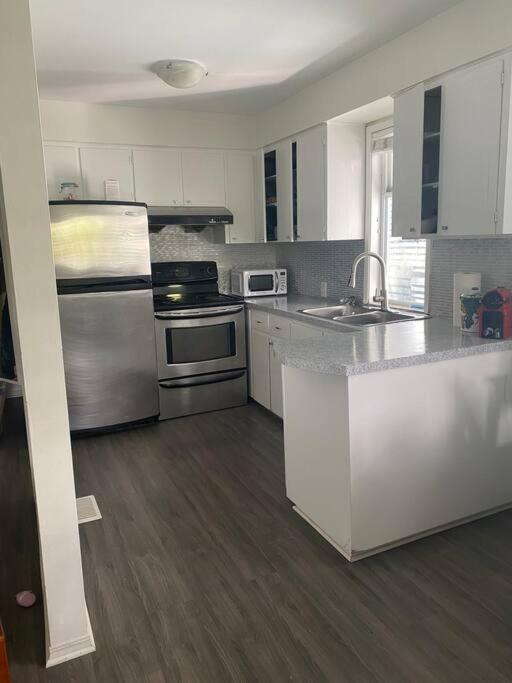 Quiet-comfy 4 bedroom house on a quiet tree lined street in Kitsilano