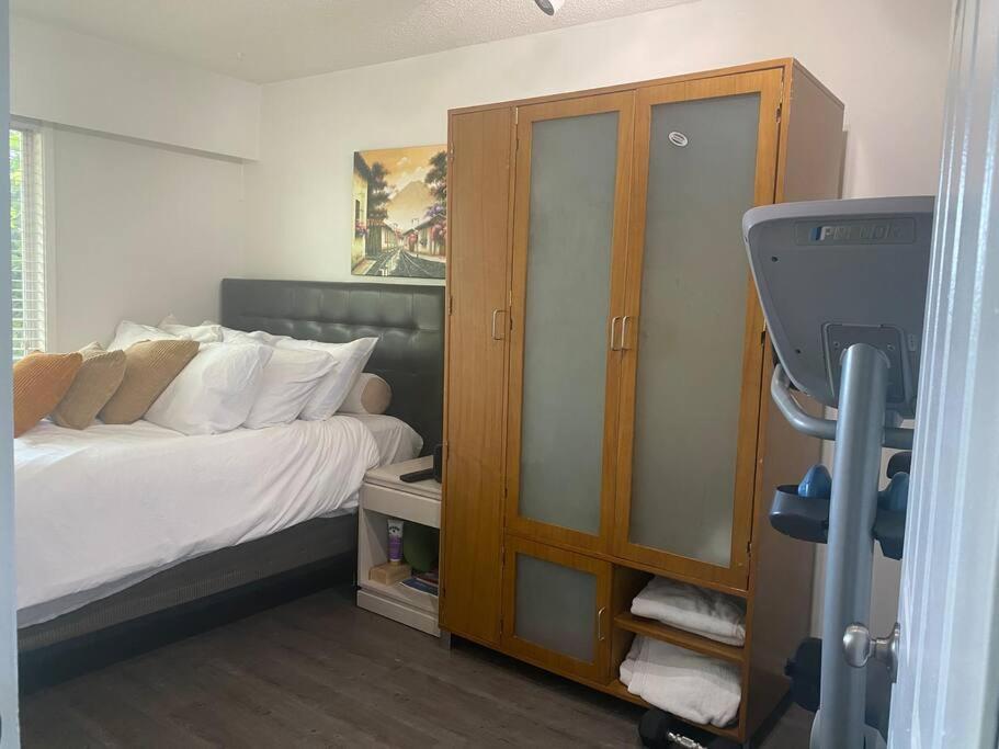 Quiet-comfy 4 bedroom house on a quiet tree lined street in Kitsilano
